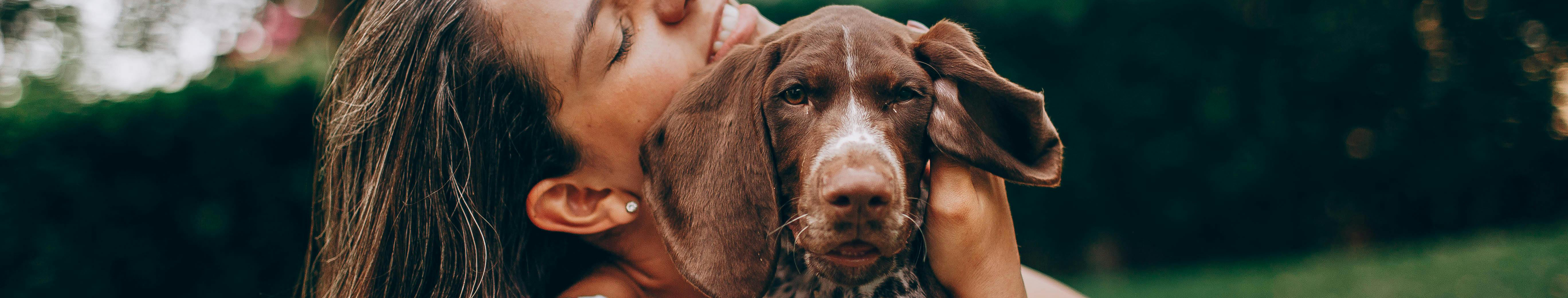 Mulher Segurando um Cachorro